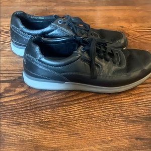 Casual black leather tennis shoe